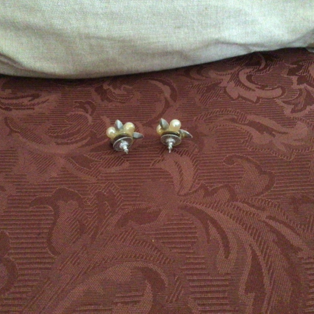 Stunning Pearl and Swarovski Petal Cut Cluster Stud Earrings - Picture 5 of 5